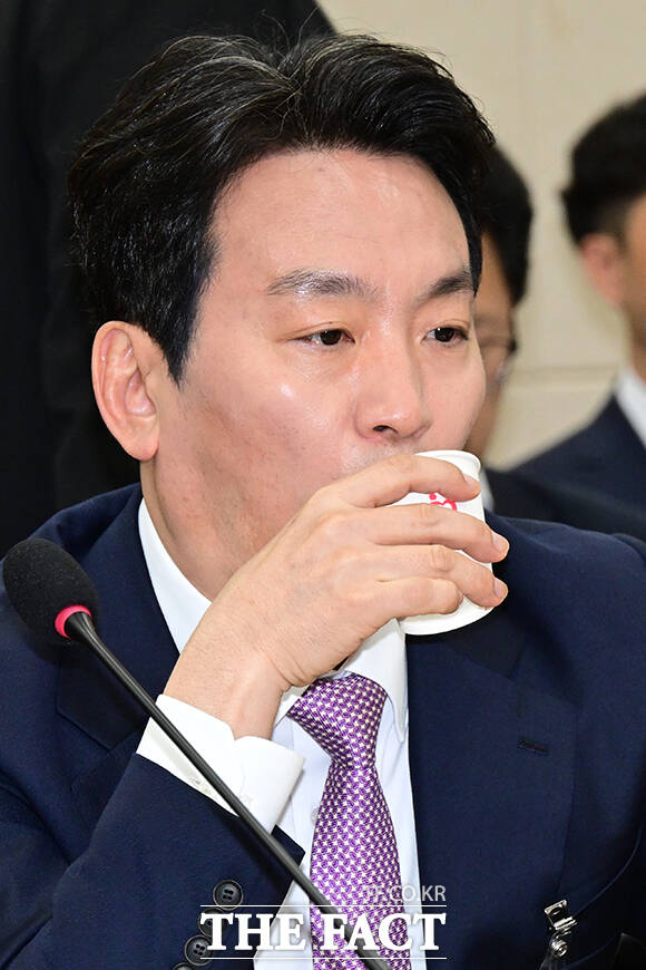 목 축이는 박장범 한국방송공사 사장.