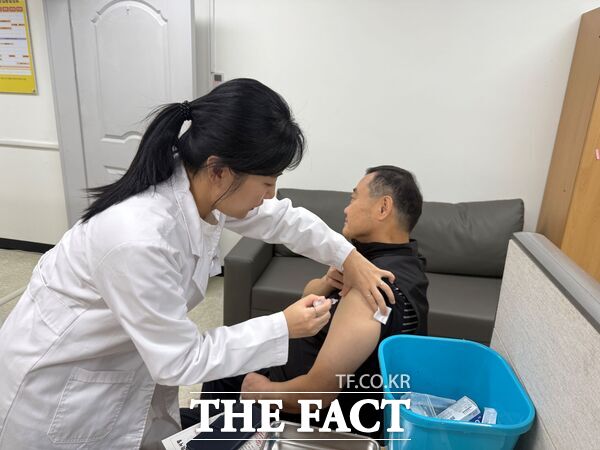 대전 서구는 관내 취약계층을 대상으로 한 인플루엔자(독감) 무료 예방접종을 10월 27일부터 백신 소진 시까지 시행한다. 사진은 독감 예방접종 진행 모습. /대전 서구