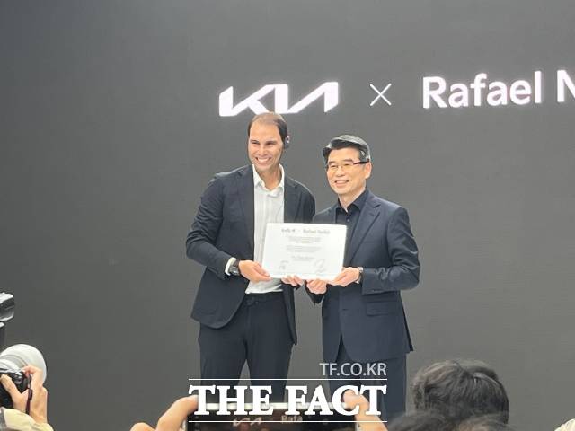 송호성 기아 대표이사 사장(오른쪽)과 라파엘 나달 선수(왼쪽)가 23일 오전 서울 성동구 기아 언플러그드 그라운드에서 열린 기아와 라파엘 나달 선수 공식 후원 파트너십 연장 조인식에서 기념 촬영을 하고 있다. /최의종 기자