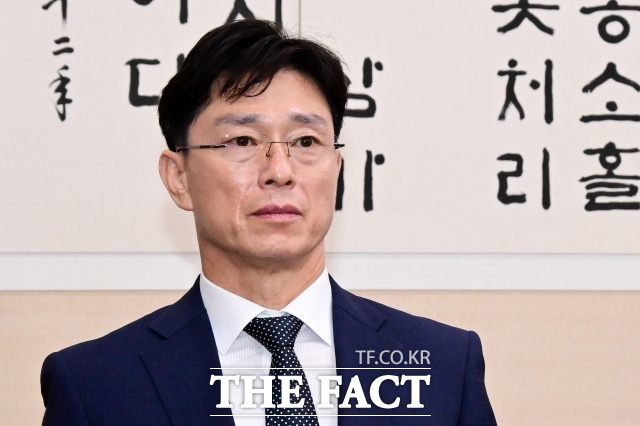 임성근 전 해병대 1사단장이 17일 오후 서울 여의도 국회에서 열린 법제사법위원회의 군사법원 등에 대한 국정감사에 출석해 인사하고 있다. /남윤호 기자