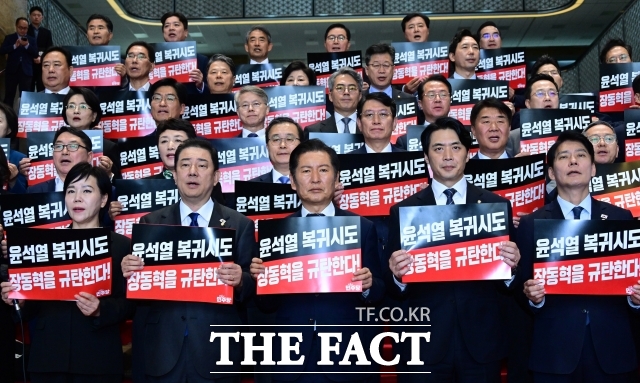 더불어민주당은 다가오는 지방선거에서도 대선 핵심 전략이었던 내란 심판론을 재차 부각, 유리한 고지를 선점한다는 계획이지만 강경파들의 득세로 중도층 표심을 잃을 경우 주요 격전지에서의 승리를 장담할 수 없다는 우려가 나온다. 지난 20일 국회 로텐더홀에서 열린 내란수괴 면회 극우선동 장동혁 규탄 기자회견에 참석해 규탄 구호를 외치는 정청래 더불어민주당 대표를 비롯한 의원들. /남윤호 기자