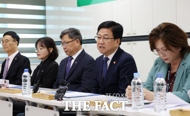 최교진 교육부 장관은 23일 전주 미산초등학교에서 교육활동 보호를 위한 현장교원 간담회를 개최했다./교육부 제공