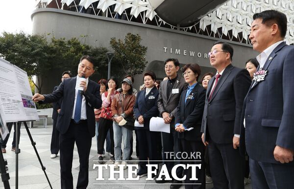 이장우 대전시장과 서철모 대전서구청장이 23일 ‘이장우 대전시장과의 만남’ 행사를 통해 둔산동 대덕대로에 걷고 싶은 미디어파사드 거리를 조성한다고 손을 맞잡았다. 사진은 이장우 대전시장과 서철모 서구청장 등이 미디어파사드 사업 부지를 방문해 브리핑을 경청하고 있는 모습. /대전 서구