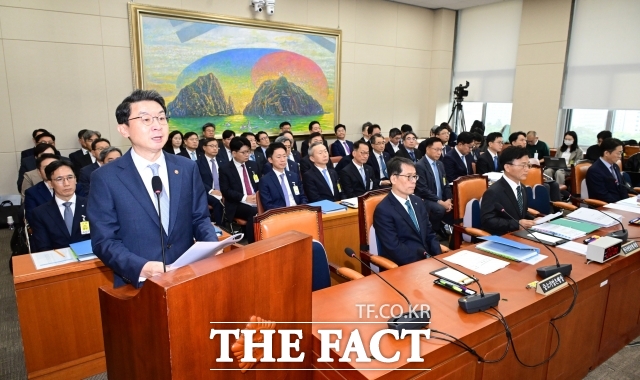 이억원 금융위원장이 20일 서울 여의도 국회에서 열린 정무위원회의 금융위원회 등에 대한 국정감사에 출석해 인사말을 하고 있다. /남윤호 기자