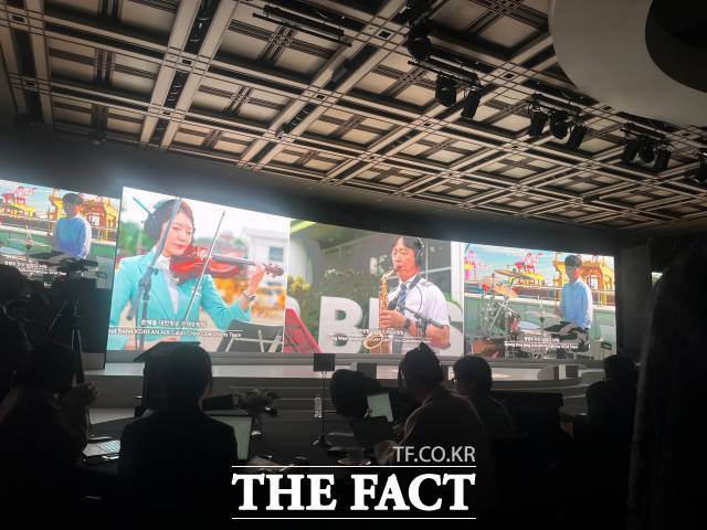 한진그룹 80주년 기념 행사에서 대한항공과 에어부산, 한진 등 직원이 함께 노래, 연주하는 영상이 상영됐다. /최의종 기자