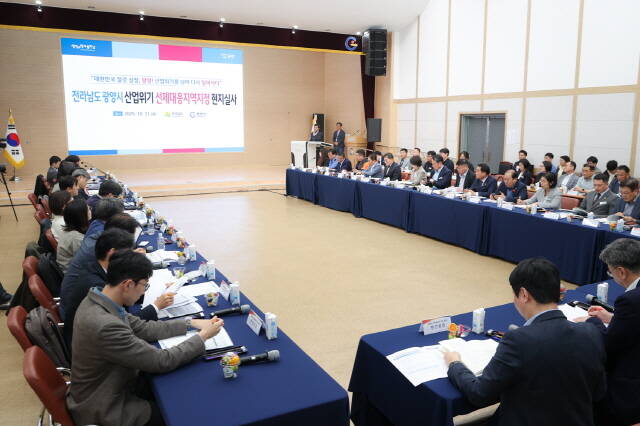 지난 21일 산업위기 선제대응지역 지정 현지 실사를 위해 시를 방문한 위원들에게 철강산업의 구조적 위기 상황을 정인화 광양시장이 설명하고 있다. /광양시