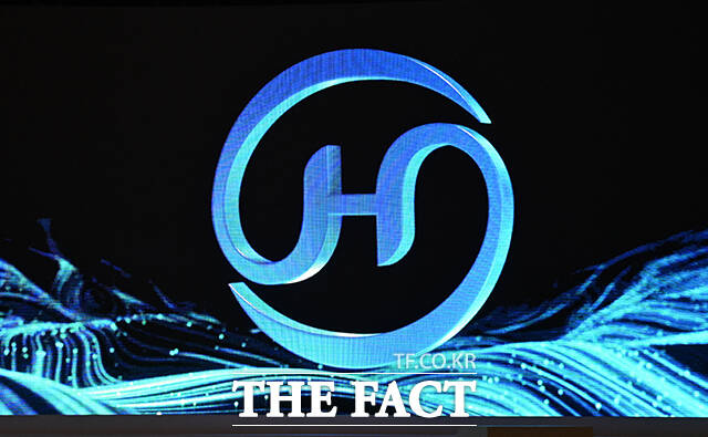 23일 오후 서울 용산구 그랜드 하얏트 서울 그랜드볼룸에서 한진그룹 80주년 기념행사가 열린 가운데 새 CI가 공개되고 있다. /임영무 기자