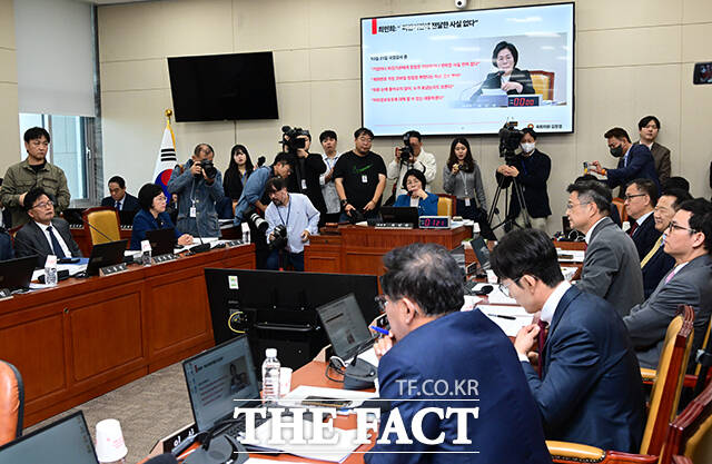 최민희 위원장 자녀 결혼식 관련해 발언하는 김장겸 국민의힘 의원.