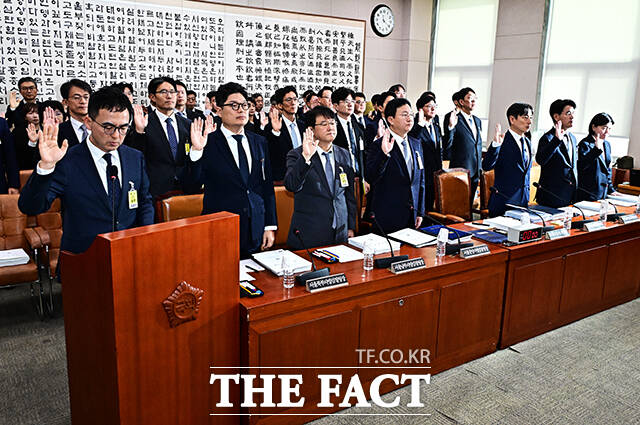 구자현 서울고등검찰청장이 23일 오전 서울 여의도 국회 법제사법위원회에서 열린 서울고등검찰청, 수원고등검찰청, 서울중앙지방검찰청 등에 대한 국정감사에 출석해 증인선서를 하고 있다. /국회=배정한 기자