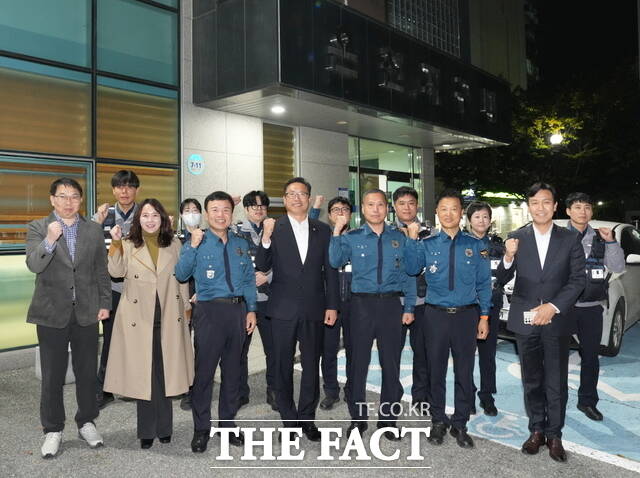 아산시의회 홍성표 의장과 명노봉·박효진 의원이 제80회 경찰의 날을 맞아 온천지구대를 방문해 경찰관들을 격려하고 현장의 목소리를 청취했다. /아산시의회