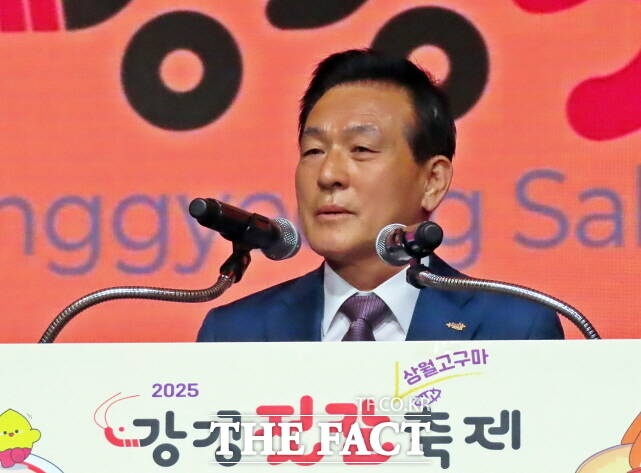 백성현 논산시장이 23일 금강둔치에서 열린 제29회 강경젓갈축제 개막식에서 축사를 하고 있다. /김형중 기자