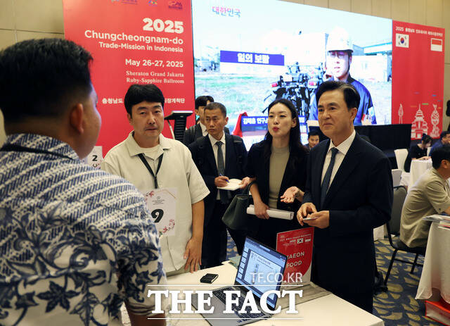 충남도가 9월 무역수지 1위와 수출 2위 자리를 굳건히 지켰다. 김태흠 지사(오른쪽 첫 번째)가 지난 5월 인도네시아에서 열린 수출 상담회에 참석해 바이어에게 충남 제품을 홍보하고 있다. /충남도
