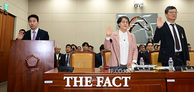 왼쪽부터 박장범 사장, 권태선 방송문화진흥회 이사장, 김유열 한국교육방송공사 사장이 증인 선서를 하고 있다.