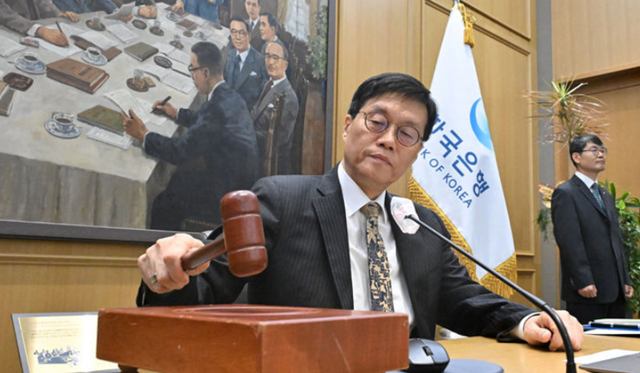 이창용 한국은행 총재가 23일 오전 서울 중구 한국은행 본관에서 열린 금융통화위원회 본회의에서 의사봉을 두드리고 있다. /사진공동취재단