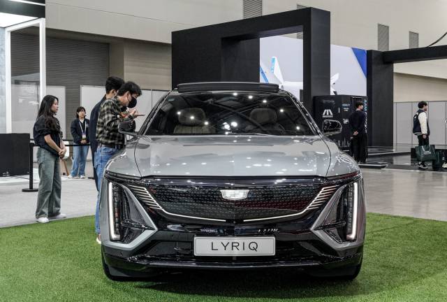 2025 대한민국 미래모빌리티엑스포(DIFA) GM 부스에 전시된 캐딜락 첫 순수 전기 SUV 리릭(LYRIQ). ／GM