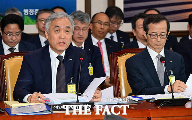 윤명규 주택도시보증공사 사장 직무대행(왼쪽)이 23일 서울 여의도 국회에서 열린 국토교통위원회의 한국부동산원 등에 대한 국정감사에 출석해 질의 답변을 하고 있다. 오른쪽은 손태락 한국부동산원장. /국회=남윤호 기자