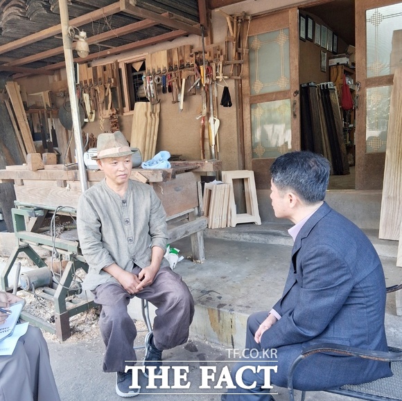 정학수 대전지방조달청장(사진 오른쪽)이 22일 대전시 중구 보문산에 위치한 명인국악기제작소를 방문해 현장의 목소리를 청취하고 판로 지원 방안을 논의했다. /대전지방조달청