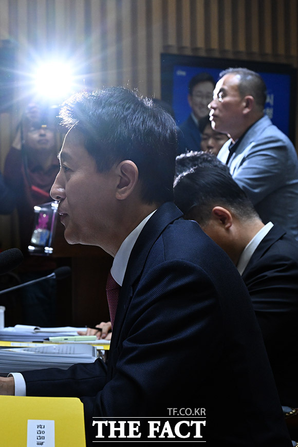 국감장에서 만난 오세훈 시장-명태균 씨.