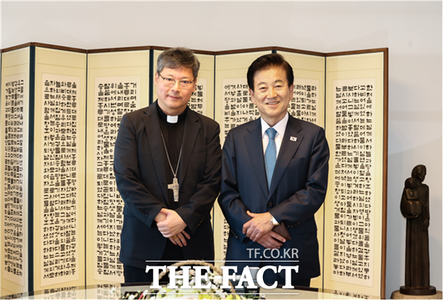 정동영 통일부 장관(오른쪽)은 23일 정순택 서울대교구장 대주교를 만나 “교류와 협력의 기초 위에서 사람, 돈, 물자가 자유롭게 오가면 자유 왕래의 시대이고 이는 사실상 통일”이라고 말했다. /통일부