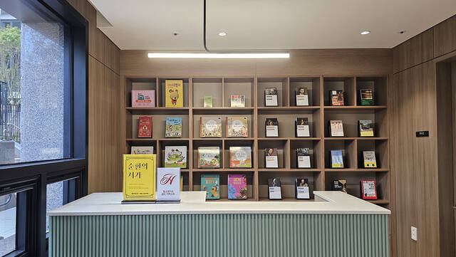 현대건설은 최근 큐레이팅 서점 아크앤북, 비영리 공익법인 아름다운가게와 손잡고 힐스테이트 입주민을 위한 순환의 서가 서비스를 선보인다고 23일 밝혔다. /현대건설