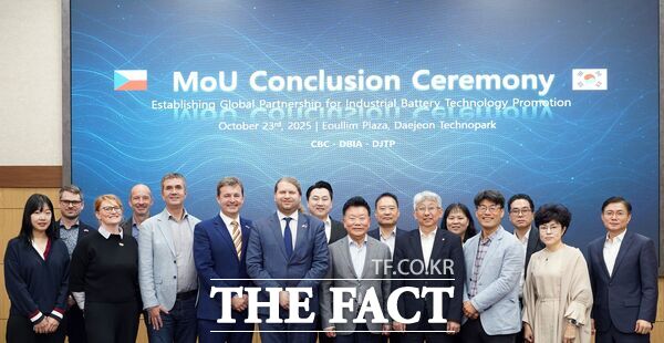 대전테크노파크가 23일 대전TP 어울림플라자에서 체코배터리클러스터, 대전이차전지기업협의회와 이차전지 기술협력을 위한 3자 업무협약을 체결했다. /대전테크노파크