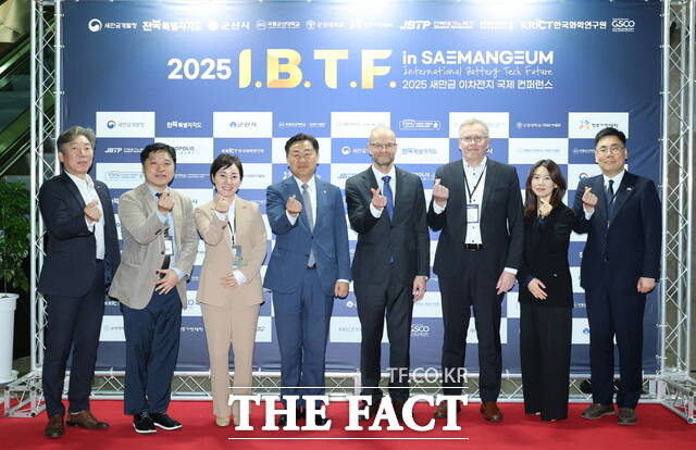 23일 군산시 오식도동 새만금컨벤션과 베스트웨스턴호텔에서 주한핀란드대사관을 초청해 열린 노르딕 3국 만찬 네트워킹 행사에서 김관영 전북도지사가 유리 예르비아호 주한핀란드 대사를 비롯한 스웨덴·노르웨이대사관 수석상무관, 김명환 한국화학연구원 이차전지전략연구단장 등 국내외 배터리 전문가 및 도내 기업·연구기관 관계자들과 기념 촬영을 하고 있다. /전북도