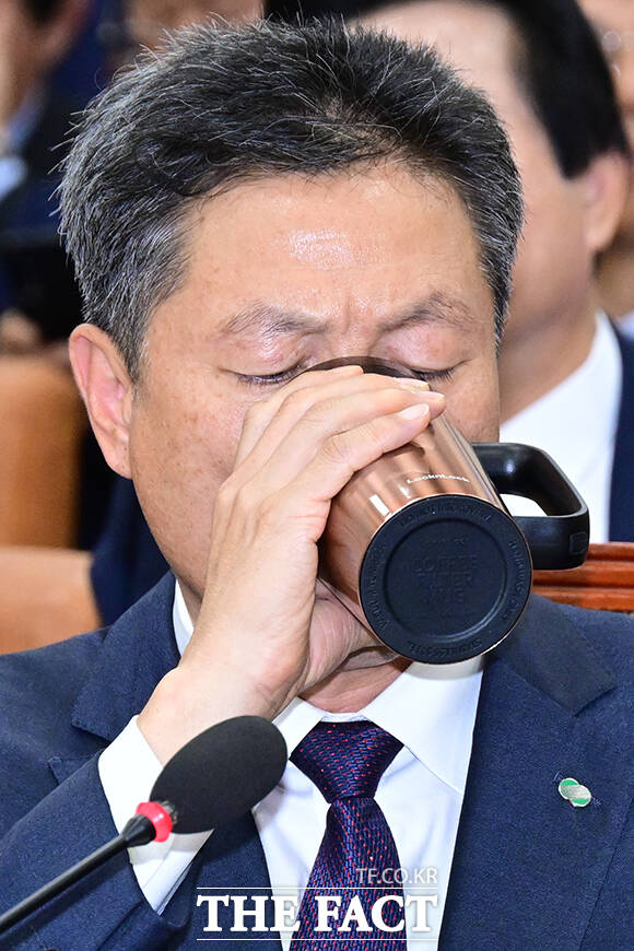 전대욱 한국수력원자력 사장 직무대행이 23일 서울 여의도 국회에서 열린 기후에너지환경노동위원회의 한국에너지공단 등에 대한 국정감사에 출석해 물을 마시고 있다. /국회=남윤호 기자