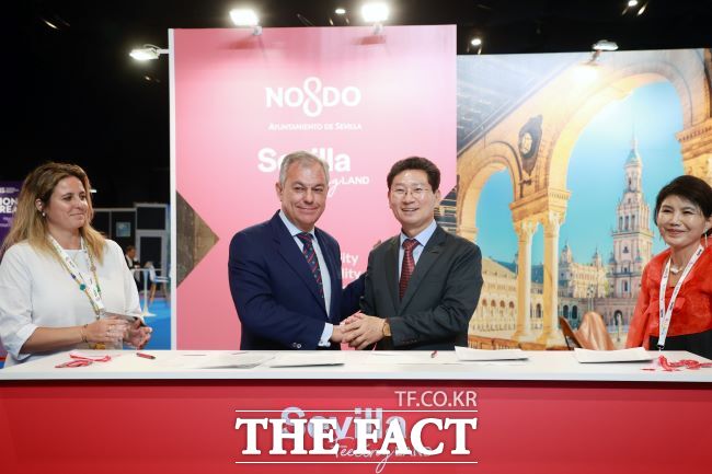 22일(현지 시간) 스페인 시베야 피베스에서 이상일 용인시장이 호세 루이스 산스 시장과 우호 협약 체결 후 악수하고 있다. /용인시