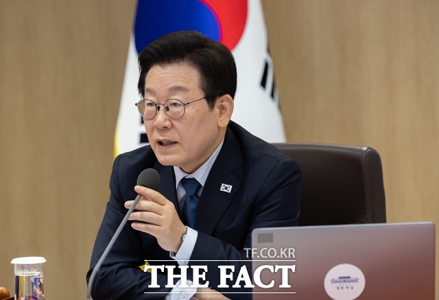 이재명 대통령은 23일 수석보좌관회의에서 방산 4대 강국 달성을 위한 전략을 집중 논의했다. 대통령이 21일 오후 용산 대통령실에서 주재한 제46회 국무회의에서 발언하고 있다. /대통령실