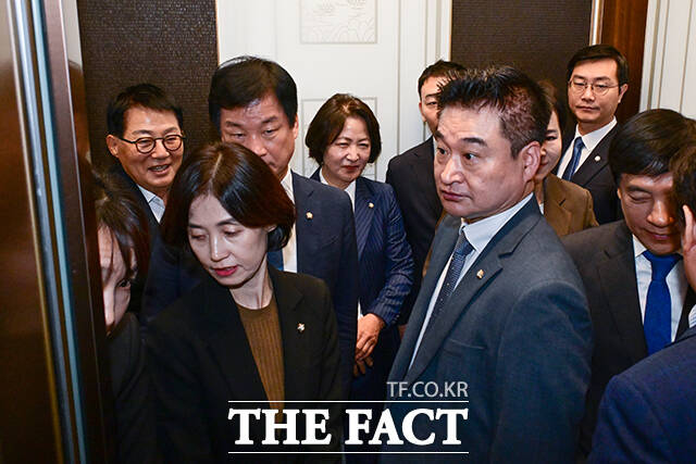 법사위가 조희대 때리기에 몰두하며 국감 초반부터 강공 모드를 이어가자, 민주당 내에서는 의혹 규명보다 과도한 공세에 치우쳤다는 목소리가 공개 분출되기도 했다. 사진은 국민의힘 의원들을 제외한 범여권 법사위원들./국회사진기자단