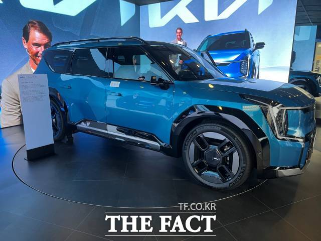 라파엘 나달이 직접 운전하는 기아 EV9. /최의종 기자