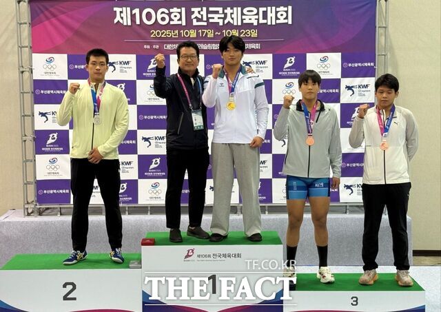 제106회 전국체육대회 레슬링 그레꼬로만형과 자유형에서 우승한 대전체육고 성명준이 기념 촬영을 하고 있다. /대전교육청