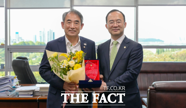 윤준병 의원이 23일 제22대 국회의원으로서 활발한 정책활동·의정활동을 펼친 공로를 인정받아 국회의장 공로패를 수상했다. /윤준병 의원실