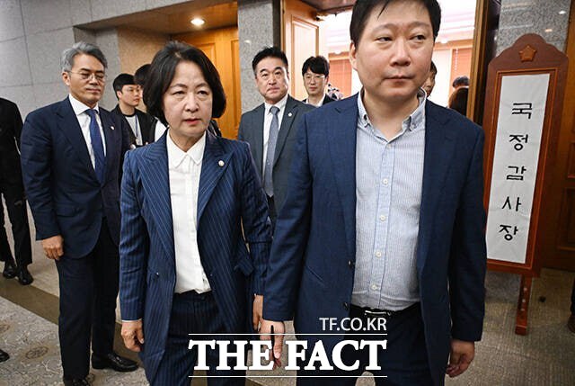 국회 법제사법위원회의 대법원 3차 국정감사 추진 여부를 두고 더불어민주당 지도부와 법사위원 간 입장차가 드러났다. 사진은 민주당 등 범여권 법사위원들이 지난 15일 서울 서초구 대법원에서 열린 대법원 현장 국감에서 이재명 대통령 공직선거법 위반 사건과 관련한 전자문서 접속 로그 확인을 위해 이동하고 있는 모습./국회사진기자단