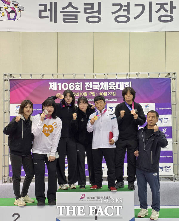 제106회 전국체육대회에 출전한 유성구청 소속 레슬링팀이 기념촬영을 하고 있다. /대전 유성구