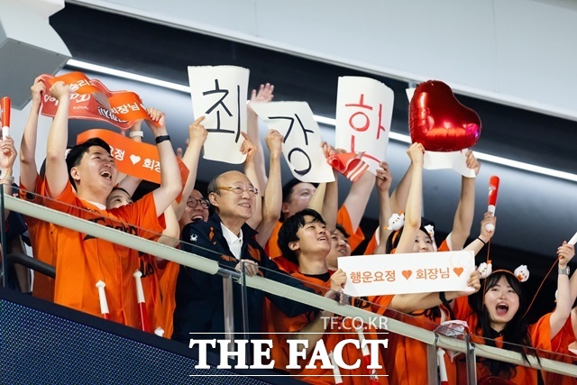 김승연 한화그룹 회장이 지난 7월 그룹 계열사 임직원 746명과 함께 대전 한화생명 볼파크를 찾아 프로야구팀 한화 한화이글스를 응원하고 있다. /한화그룹