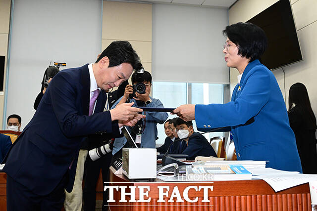 최민희 위원장에게 선서문을 제출하는 박장범 사장.