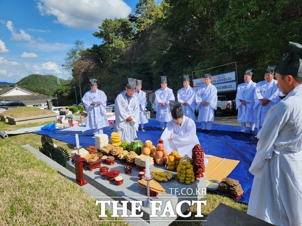 계룡시가 23일 공설봉안당에서 무연고 제례행사를 진행하고 있는 모습. /계룡시