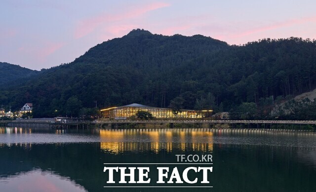 23일 전주시는 아중호수도서관이 2025 대한민국 공간문화대상 최우수상(국무총리상)과 2025 대한민국 목조건축대전 최우수상(산림청장상)을 수상했다고 밝혔다. /전주시