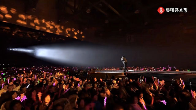 롯데홈쇼핑은 업계 최초로 트롯 콘서트, 토크쇼 등 중장년 고객들의 감성을 자극하는 경험형 마케팅으로 호응을 얻고 있다. /롯데홈쇼핑