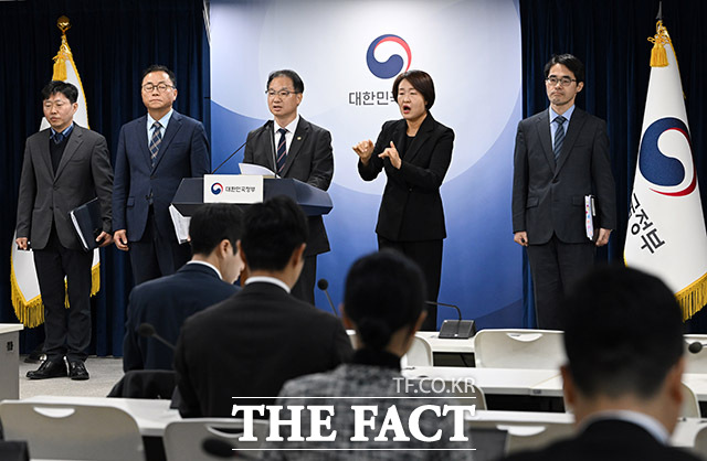 10.29 이태원 참사 합동감사 결과 브리핑하는 김 차장(가운데).