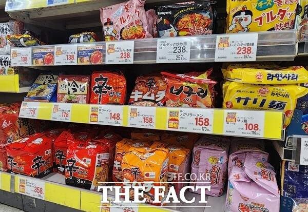 지난 13일 찾은 일본 마쓰야마의 한 소매점에서 라면 매대에 농심 신라면과 삼양식품 불닭볶음면 진열돼 있다. /마쓰야마=손원태 기자