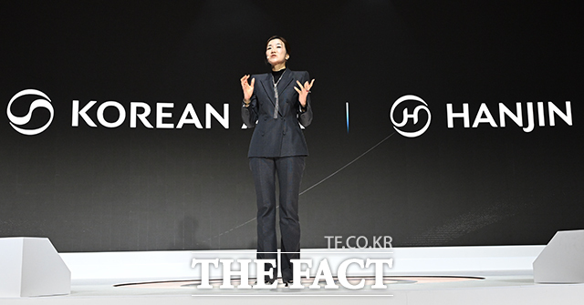 조현민 한진 사장이 23일 오후 서울 용산구 그랜드 하얏트 서울 그랜드볼룸에서 열린 한진그룹 80주년 기념행사에서 미래전략 및 NEW CI를 발표하고 있다. /임영무 기자