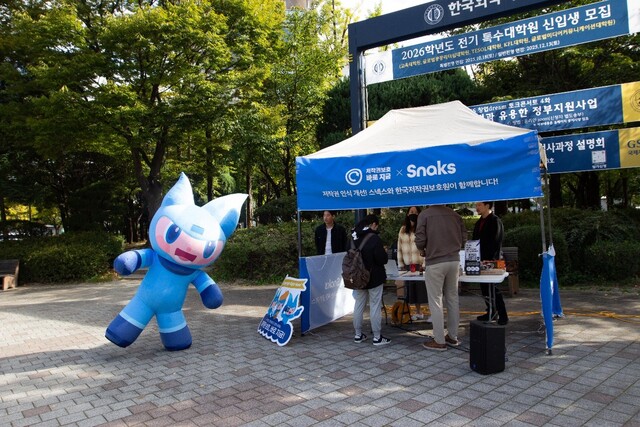 써티블랙이 한국외국어대학교 서울캠퍼스에서 진행한 저작권보호 바로지금 캠페인 홍보 부스에서 참가자들이 설명을 듣고 있다. /써티블랙