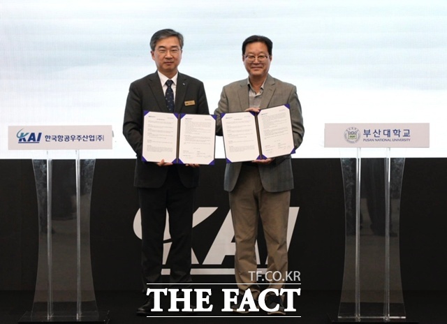 김지홍 KAI 미래융합기술원 원장(왼쪽)과 이대우 부산대 교수가 재진입 비행체 개발 기술협력 업무협약(MOU)을 체결한 뒤 기념 촬영을 하고 있다. /KAI