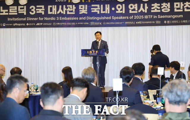 23일 군산시 오식도동 새만금컨벤션과 베스트웨스턴호텔에서 주한핀란드대사관을 초청해 열린 노르딕 3국 만찬 네트워킹 행사에서 김관영 전북도지사가 새만금이 글로벌 이차전지 허브로 성장할 수 있는 최적의 환경을 갖추고 있음을 설명하고 있다. /전북도