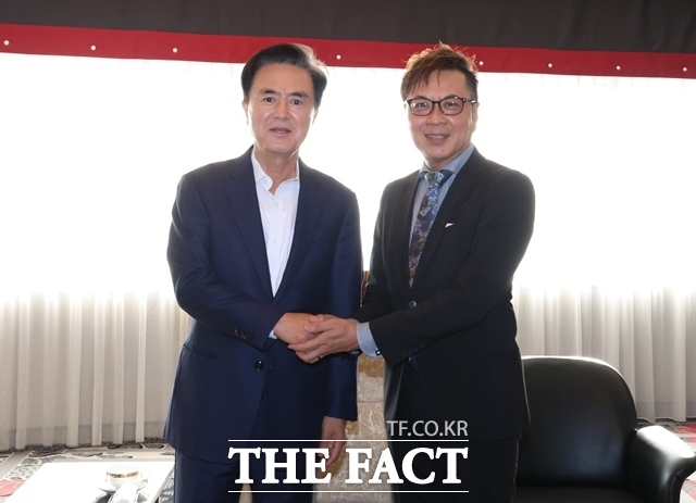 김태흠 충남도지사(왼쪽)는 콘도 히로키 일본 아이치현 닛신시장을 만나 양국 지방정부 간 협력 강화를 강조했다. /충남도