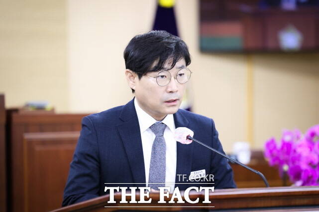 21일 열린 제315회 청양군의회 임시회 군정질문에서 이봉규 의원이 질의를 하고 있다. /청양군의회