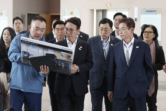 김민석 국무총리는 23일 경주 아시아태평양경제협력체(APEC) 정상회의를 배경으로 펼쳐질 미중 정상회담과 관련해 성공 가능성은 열려있다고 밝혔다. 사진은 김 총리가 지난 17일 경북 경주시 소재 APEC 경제인행사장소에서 준비 상황을 점검하는 모습. /총리실