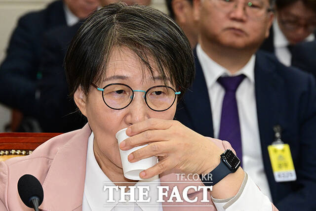 물 마시는 권태선 방송문화진흥회 이사장.